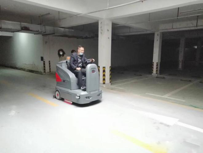 涪陵小区物业保洁不用人力改用驾驶式洗地机了